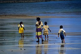 Archipel-des-Comores;-Enfants;-Famille;-France;-Kaleidos;-Kaleidos-images;-La-parole-à-limage;-Laurent-Abad;-Marche;-Mayotte;-Océan-Indien;-Plage;-Reflets;-Sable-mouillé;-Sohoa;-Stories-Pictures;-Vêtements-colorés